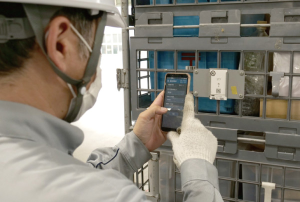 写真：二次元コードを読み取る様子（ドライバー）