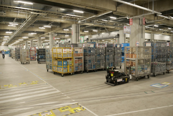 写真：全国宛・全国来の郵便物などを区分、仕分けする市川南郵便局