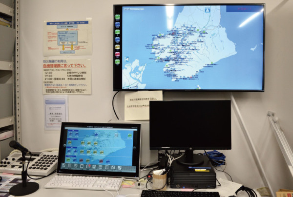 写真：市内のスピーカーや戸別受信機への放送を行う防災行政無線システムの操作卓。