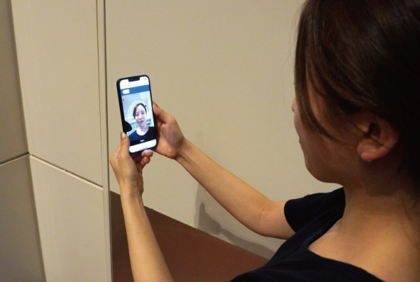 写真：顔情報をあらかじめ登録しておくと、顔認証端末の前では何も取り出す必要がない