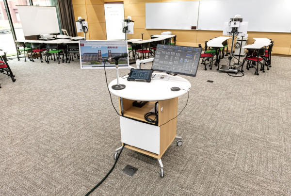 写真：全ての映像・音響機器をタッチパネルで コントロールできる教室中央のモデレータステーション