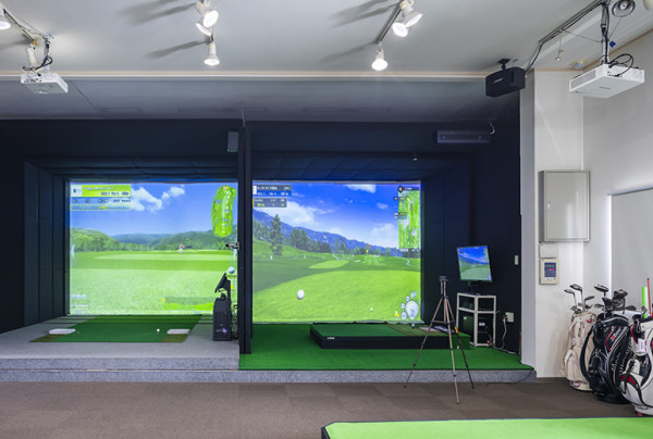 写真：2面のスクリーンが設置され、同社のシミュレーションゴルフ製品全てを体験できる。