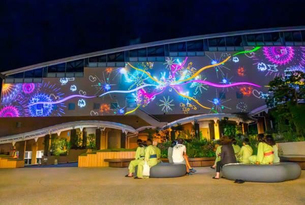 写真：武蔵野美術大学映像学科とのコラボレーションで制作した「別府温泉ダイバーシティ打ち上げ花火」。 学生たちが描いた花火が次々と打ち上がり、まるで目の前で花火大会を観ているような感覚に