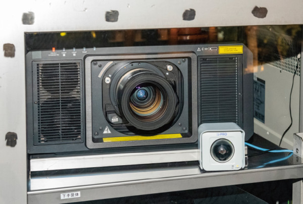 写真：プロジェクターの横に監視カメラを置き、投写映像を遠隔で確認可能。
