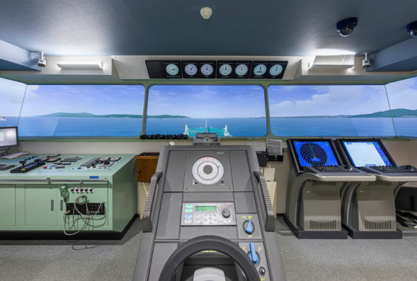 実際の船舶に使われている航海機器を備え、リアルタイムで船舶の動きを再現し操船訓練を行う
