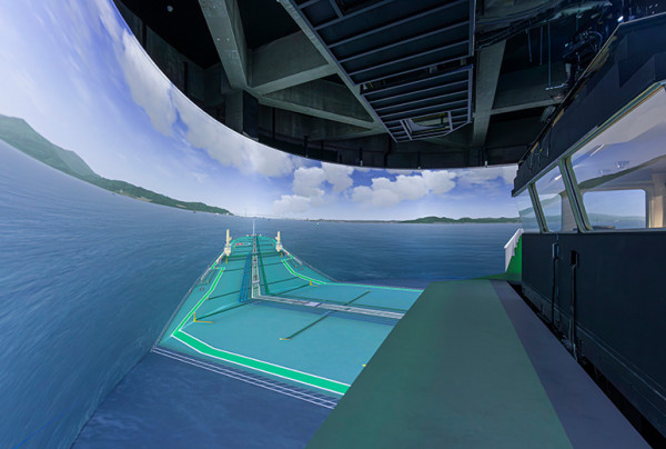 船橋の屋根に4台、天井に2台設置したプロジェクターが、広大な曲面スクリーンと床面を繋ぎ目のない鮮明な映像で映し出す。