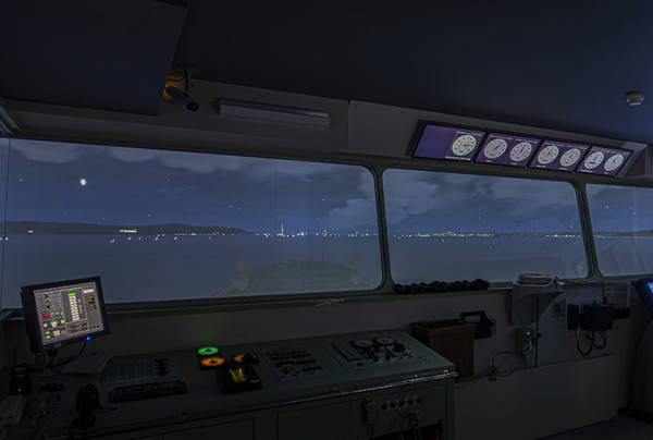 夜間の操船訓練でも陸地の灯りがはっきりと見える。
