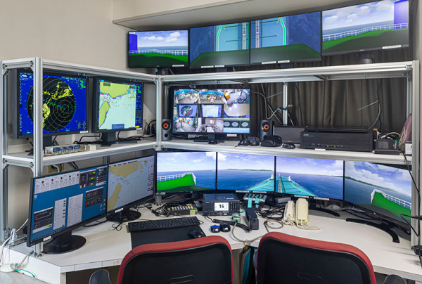 オペレーション室にて訓練を行う海域や時間帯、 天候など映像の切り替えが自在に行われる。