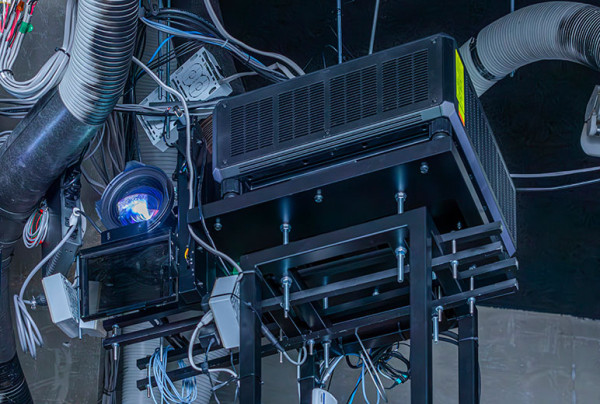 短焦点レンズを装着したPT-RQ18KJを船橋の屋根上に4台設置し曲面スクリーンに投写。