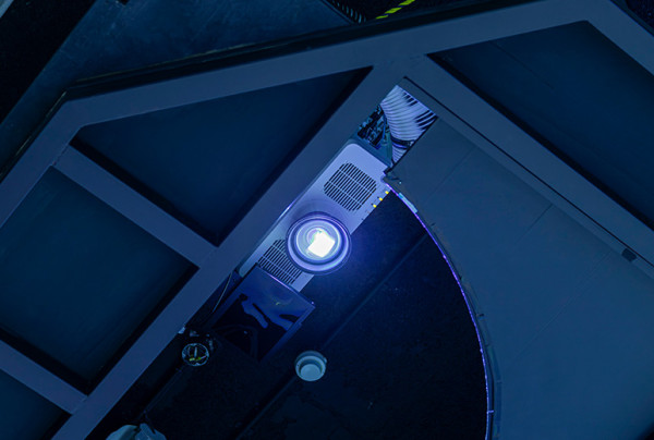 PT-RCQ10JLWを天井に2台設置し、床面を投写。