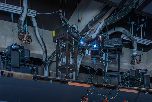 短焦点レンズを装着したPT-RQ18KJを船橋の屋根上に4台設置し曲面スクリーンに投写。