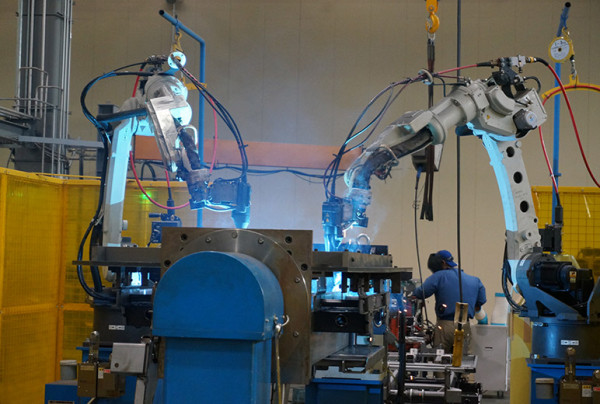 新導入の2台のロボットを組み込んだシステム。​
