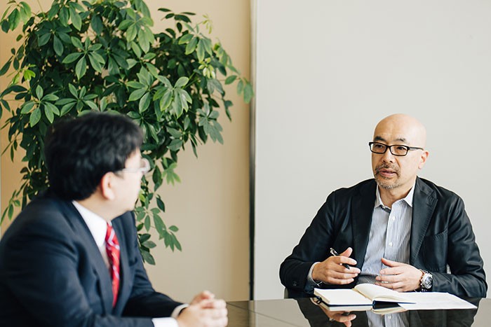 対談する梶浦英亮氏と小林弘人氏