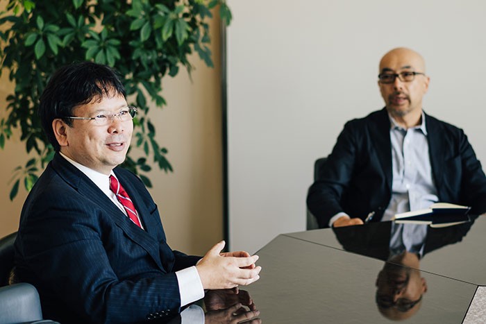 対談する梶浦英亮氏と小林弘人氏