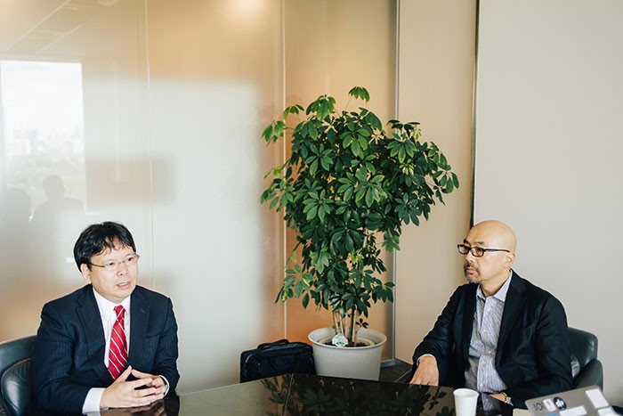 対談する梶浦英亮氏と小林弘人氏