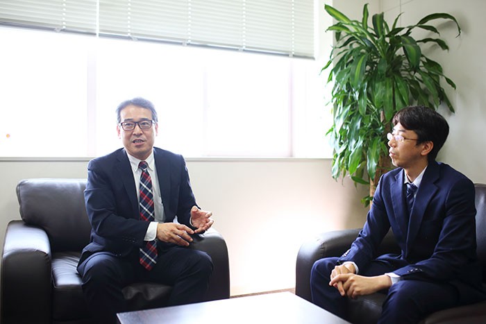 対談する五十嵐明生氏と松本光昭氏