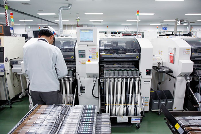 基盤に部品を実装するパナソニック製の電子部品実装システム