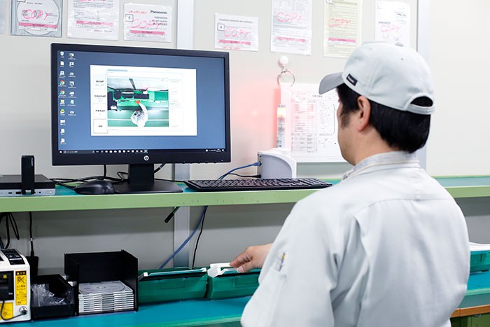 モニターを見ながら操作する作業者