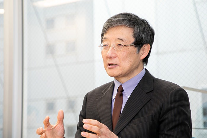 インタビューに応じる野城教授