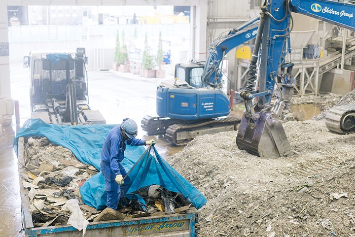 混合廃棄物が運ばれてくる様子。