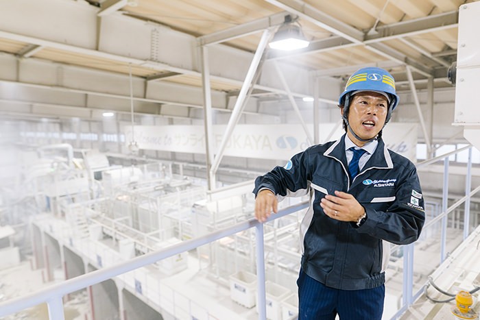 工場の仕組みなどを解説する設楽社長