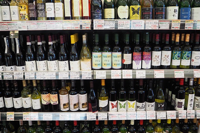 ひまわり市場のワイン展示の様子