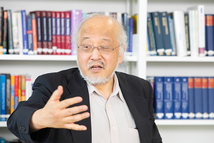 インタビューに応じる藤本隆宏氏