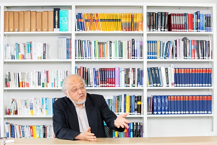 インタビューに応じる藤本隆宏氏