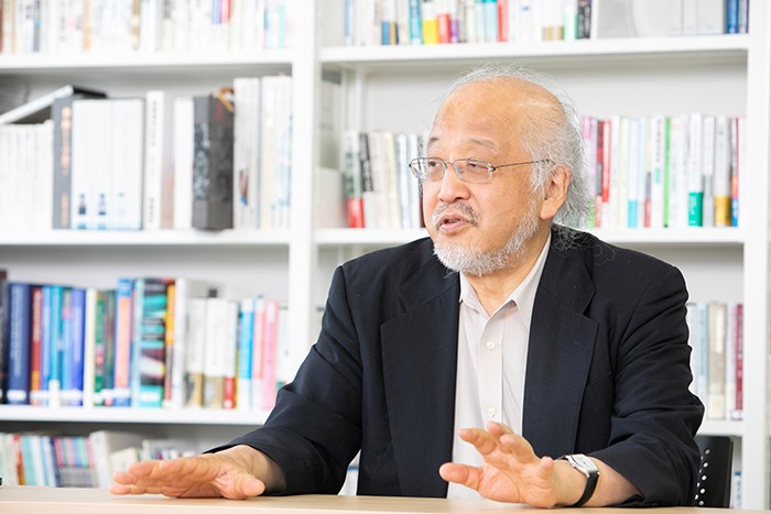 iインタビューに応じる藤本隆宏氏