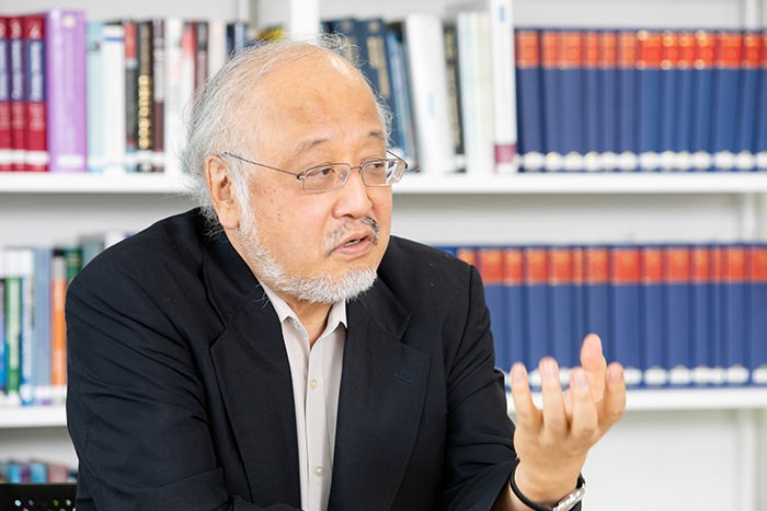 インタビューに応じる藤本隆宏氏