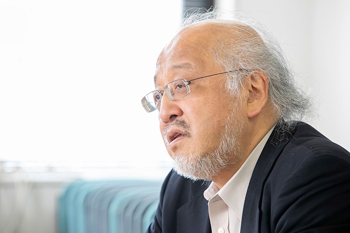 インタビューに応じる藤本隆宏氏