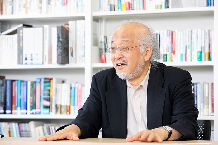 インタビューに応じる藤本隆宏氏