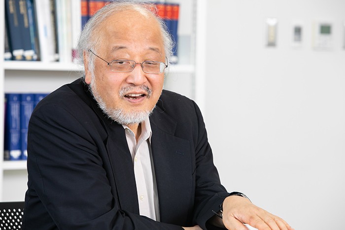 インタビューに応じる藤本隆宏氏