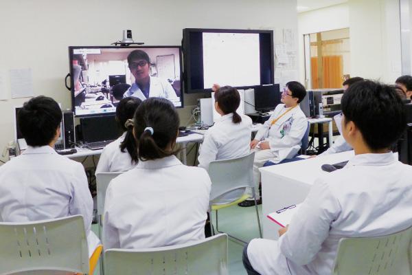 写真：高画質映像により専門知識を結集させたカンファレンスを実現
