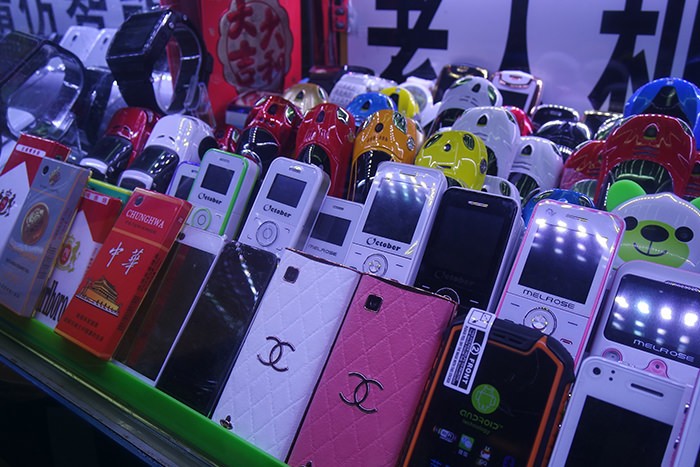 広東省深圳市の電気街で販売されている山寨携帯