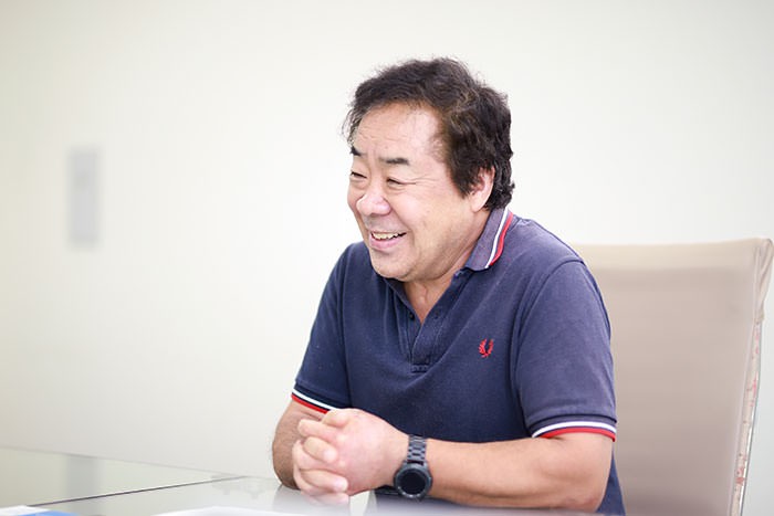 インタビューを受ける山本氏