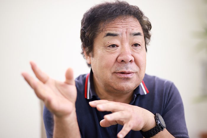 インタビューを受ける山本氏