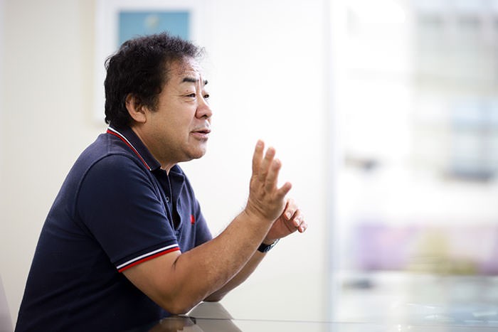 インタビューを受ける山本氏
