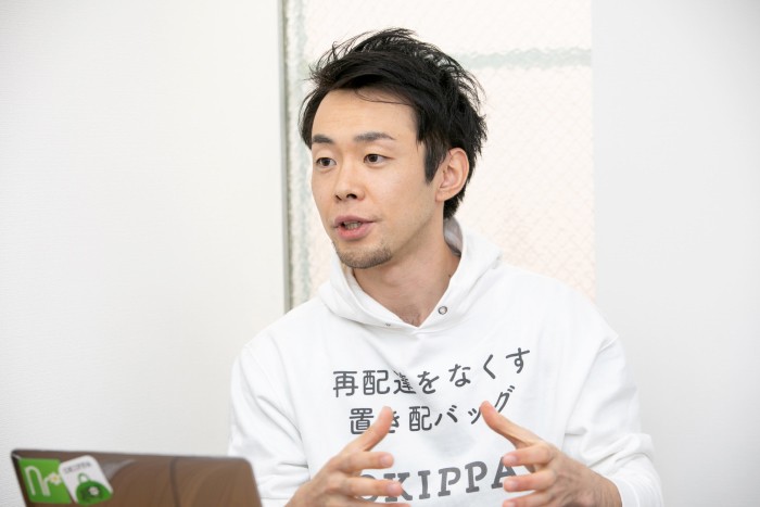 インタビューに応じる内山氏