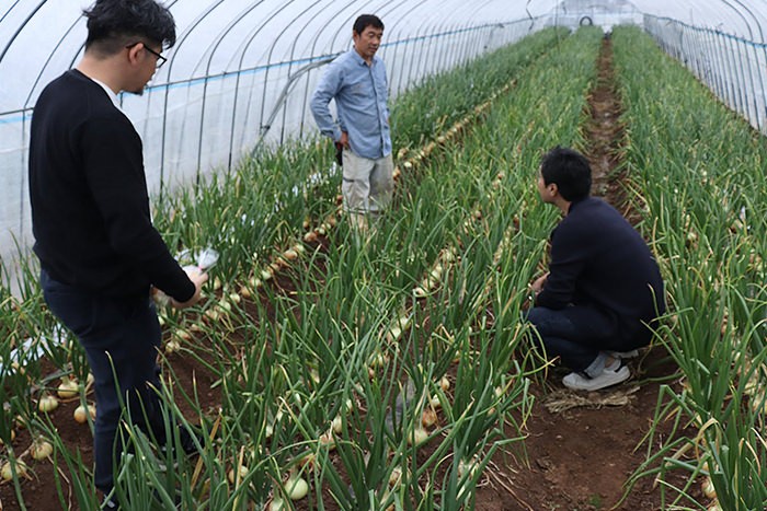 プラネット・テーブルのスタッフは頻繁に畑まで行き、生産者の声に耳を傾ける