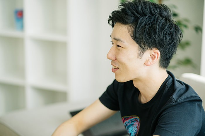 インタビューに答える松下氏