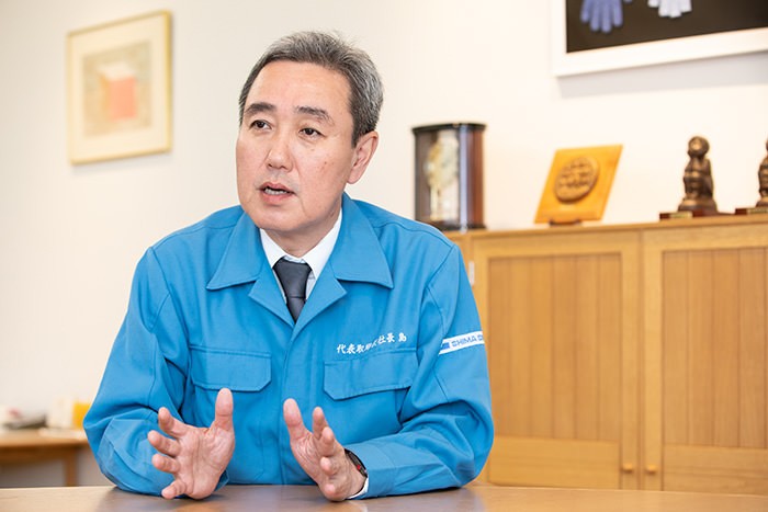 インタビューに答える島社長