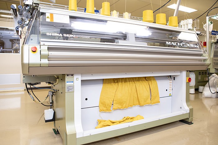 ホールガーメントによるニット製造の様子