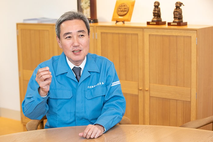 インタビューに答える島社長