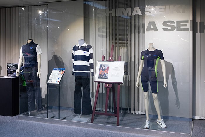 ホールガーメントで作られた宇宙船内の日常服