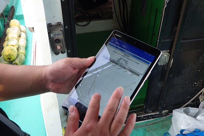 船上でタブレットを使用する様子