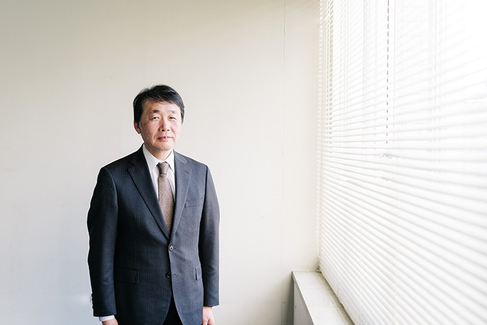 インタビューに応じる鏑木氏