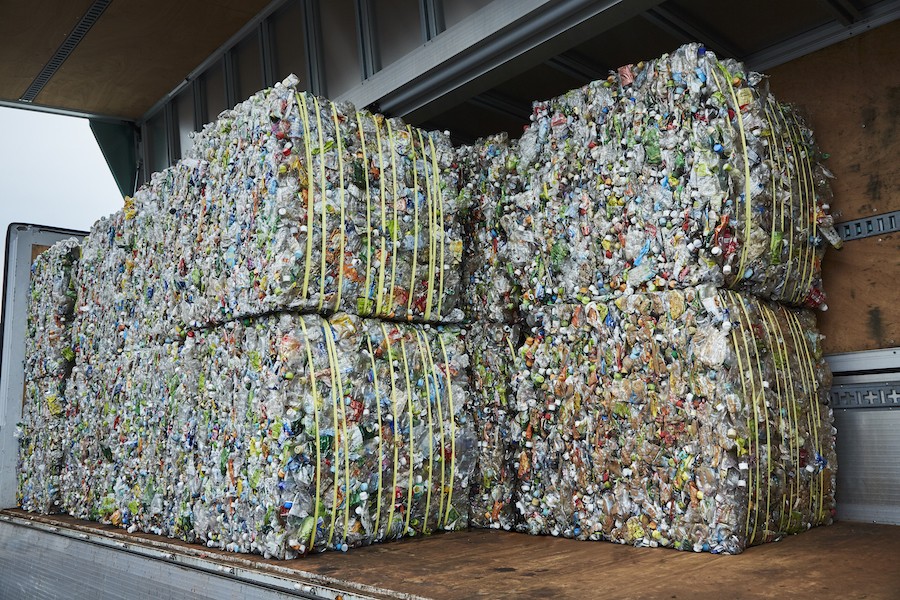 廃棄物処理法や各種リサイクル法が、廃棄物の適正処理や3Rなどの具体的な取組みを企業等に対して求めている