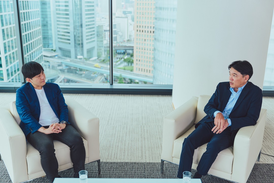 ニューラルCEO 夫馬賢治氏（左）、Blue Yonderジャパン代表取締役 桐生卓氏（右）