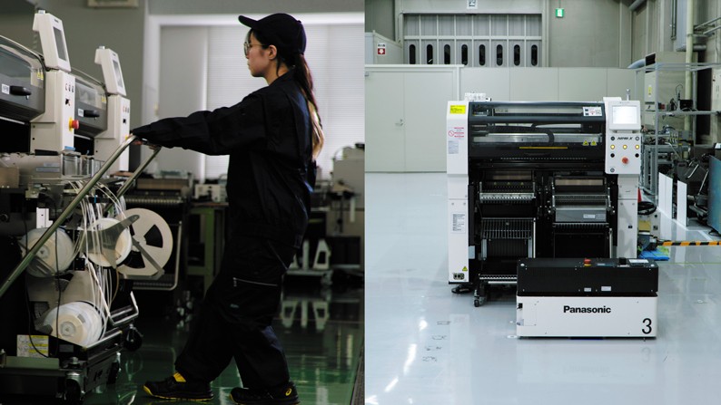 写真：（左）約20kgの実装機のフィーダーを手動で入れ替える様子。（右）ロボットによって自動でフィーダーを入れ替え。